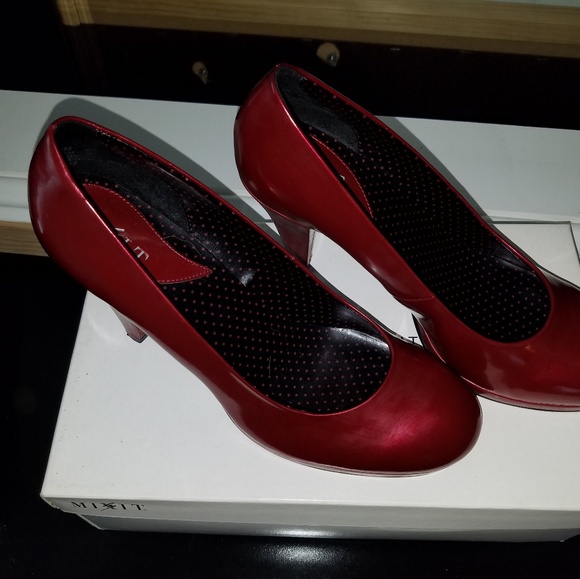 Fun red heels - Picture 2 of 3